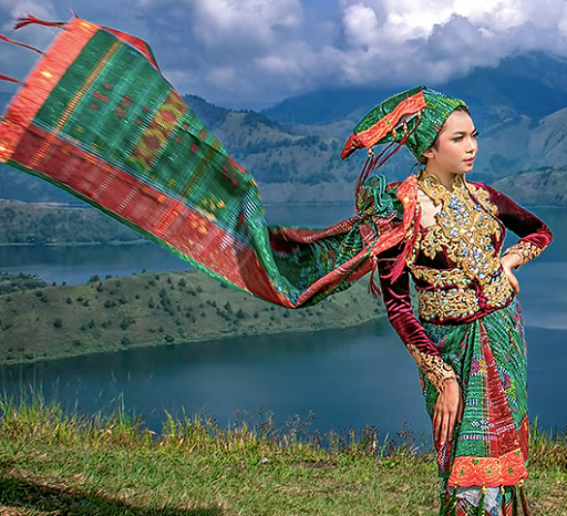 Serupa tapi Tak Sama, Ini Perbedaan Kain Ulos dan Songket yang Jarang Diketahui