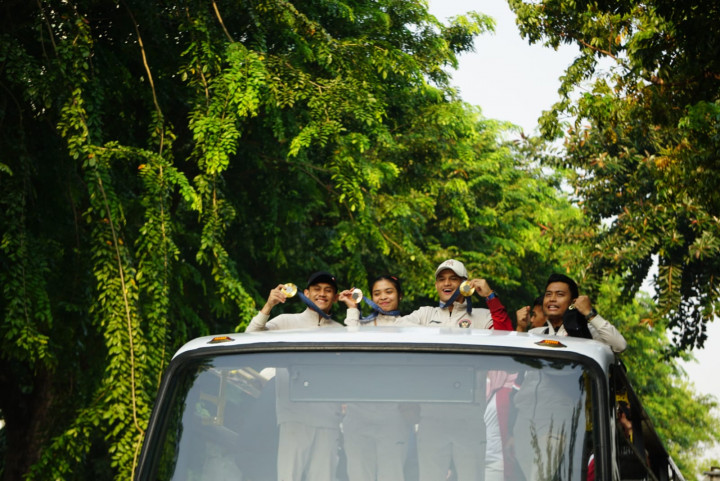 Pawai Peraih Medali Olimpiade Mulai Bergerak dari Senayan