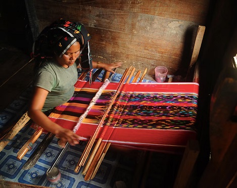 Proses pembuatan kain ulos. (Foto: Dok. Indonesia.travel)