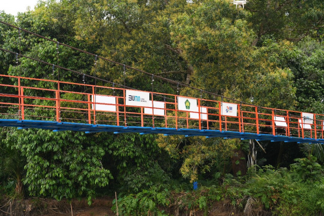 BRI melalui program BRI Peduli membantu pembangunan jembatan gantung di Desa Lubuk Dalam, Kecamatan Kayu Agung, Kabupaten Ogan Komering Ilir, Sumatra Selatan. (Foto: Dok. BRI)