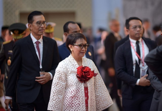 Menteri Luar Negeri (Menlu) Retno Marsudi kenakan kebaya modern dengan bros mawar merah. (Foto: Dok. Setjen MPR)