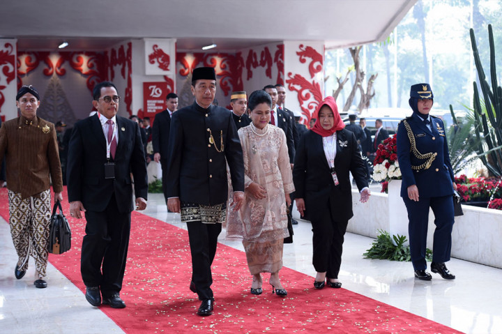 Potret Jokowi Kenakan Busana Adat Betawi Saat Hadiri Sidang Tahunan MPR RI