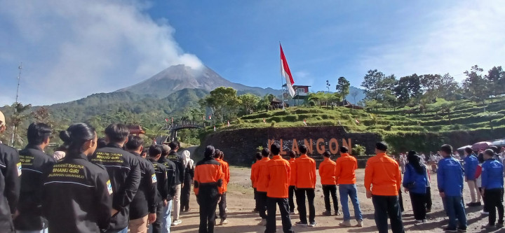 Bendera Raksasa Berkibar di Lereng Merapi Jelang HUT RI
