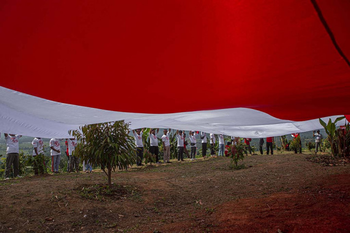 Bendera Merah Putih Raksasa Satukan Polisi dan Eks Napiter di Poso