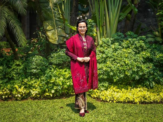 Batik Merak Ngibing indah dikenakan oleh Menkeu, Sri Mulyani beserta sang suami. (Foto: Dok. Instagram Sri Mulyani Indrawati/@smindrawati)