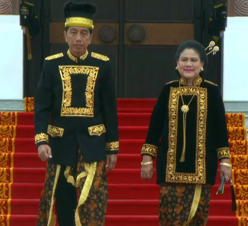 Presiden Jokowi dan Ibu Iriana Jokowi mengenakan pakaian adat Kustin khas Kalimantan Timur. (Foto: Dok. Biro Pers, media, dan Informasi Sekretariat Presiden)