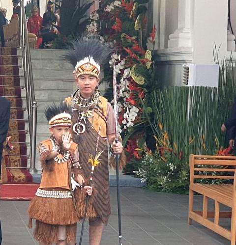 Gibran dan Jan Ethes jadi pusat perhatian di HUT RI ke-79 di Istana Negara, Jakarta. (Foto: Dok. Tangkapan layar YouTube Sekretariat Presiden)