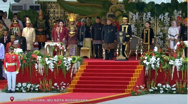 Prabowo kenakan pakaian adat Madura khas Bengkalan di HUT ke-79 RI di IKN. (Foto: Dok. Tangkapan layar YouTube Sekretariat Presiden)