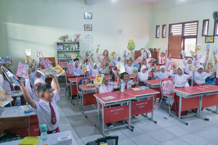 HUT ke-79 RI, 8.000 Buku dan Alat Tulis Dibagikan ke Sejumlah Sekolah Dasar