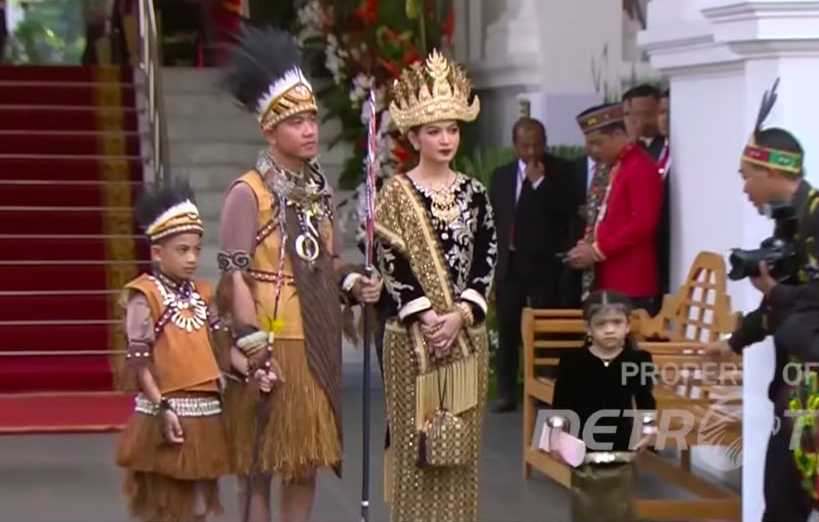 Tak Seragam, Gibran Pakai Baju Adat Papua-Selvi Ananda Adat Lampung