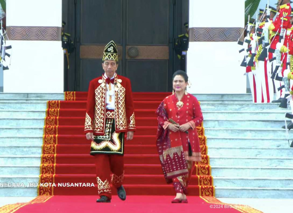 Upacara Penurunan Bendera di IKN, Jokowi Pakai Baju Adat Banjar