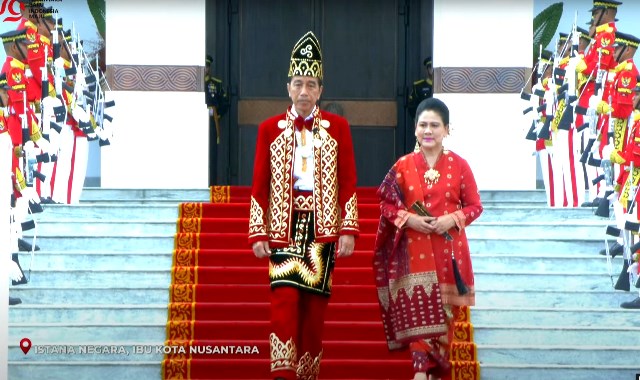 Baju Baamar Galung Pancar Matahari dipakai Jokowi saat upacara penurunan bendera di IKN. (Foto: Dok. Tangkapan layar YouTube Sekretariat Presiden)