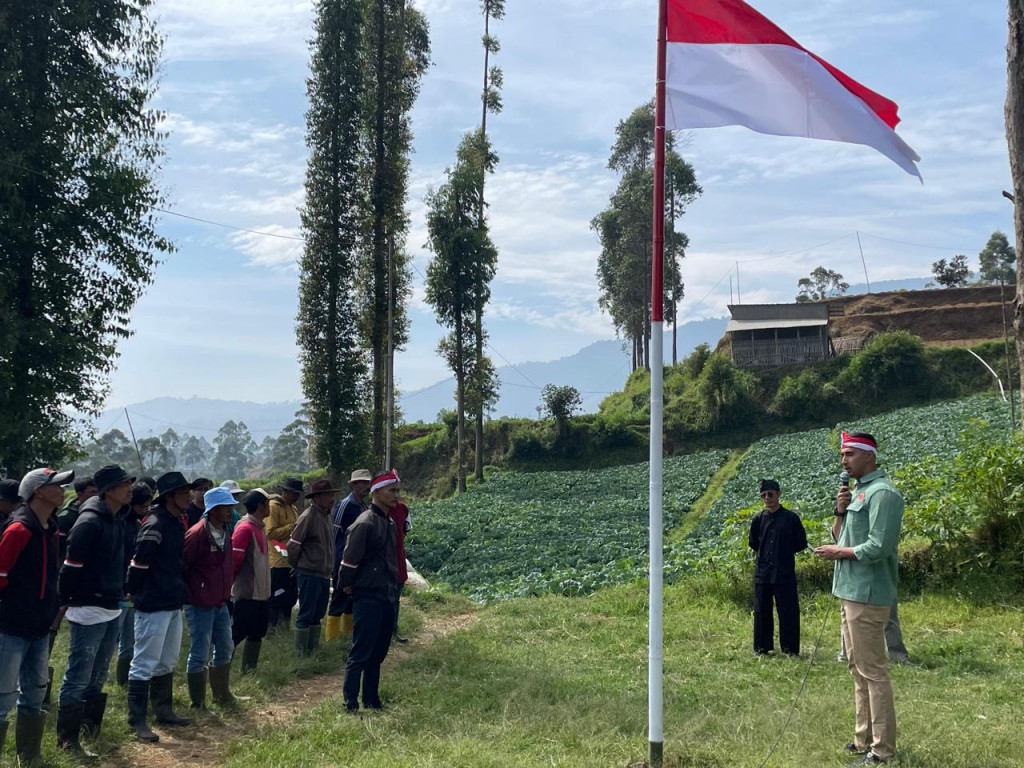 Rayakan HUT RI, Ali Syakieb Ajak Petani Bandung Upacara di Kebun