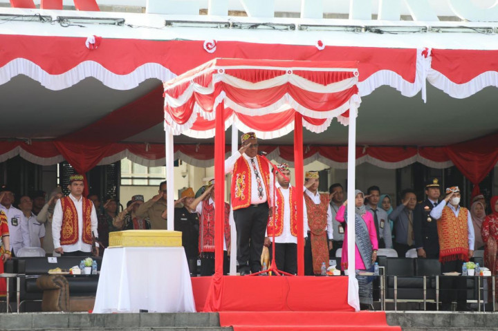 Upacara Kemerdekaan di Entikong, Wamendagri Sebut Tiga Momentum untuk Indonesia Lebih Maju