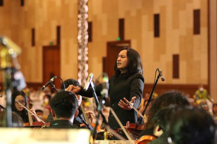 Eki Satria, dari 'Pegang' Cello hingga Jadi Konduktor di Gita Bahana Nusantara 2024