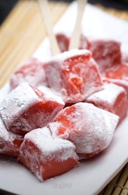 Merah merona, dengan cita rasa manis mochi ini berwarna merah dari semangka.  (Foto: Dok. Endeus TV)