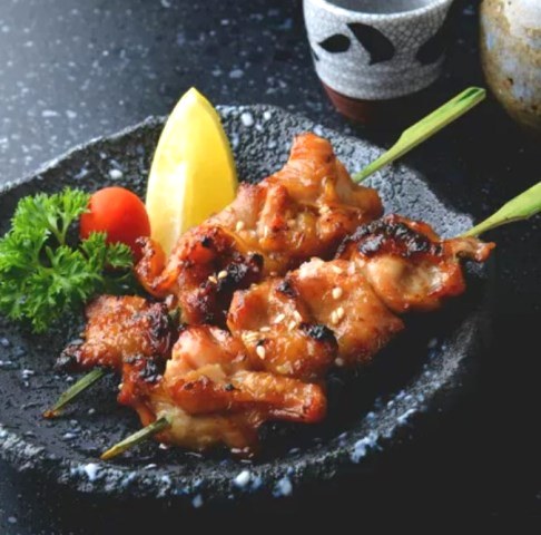 Simak cara buat chicken yakitori mirip seperti di resto Jepang. Yummy! banget deh. (Foto: Dok. Endeus TV)