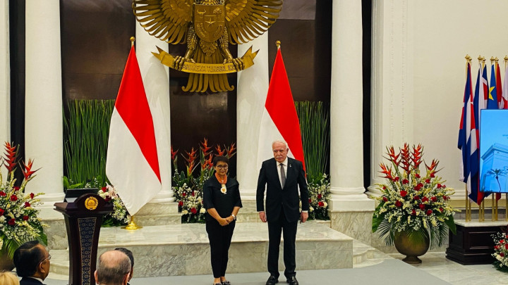 Komitmen Bela Palestina, Menlu Retno Terima Medali Kehormatan dari Presiden Abbas