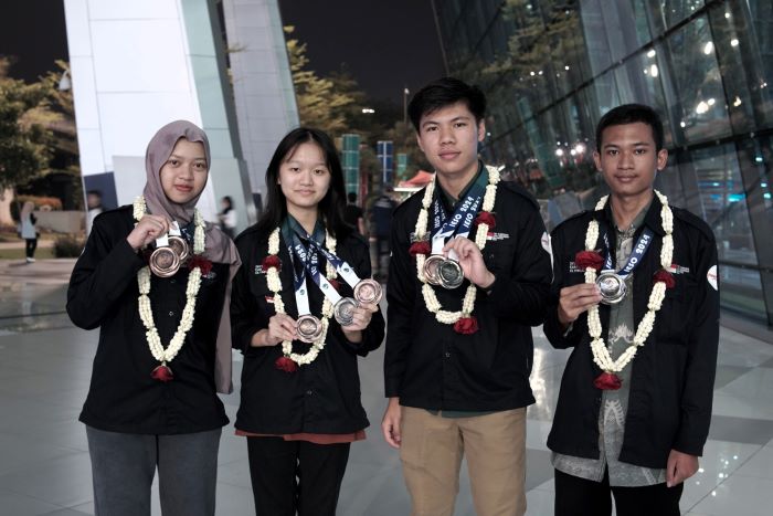 Selamat! Pelajar Indonesia Borong 8 Medali di IESO 2024 Beijing