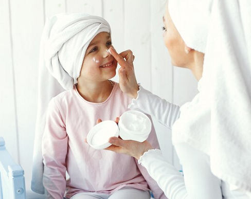 Dermatologis menyarankan anak boleh menggunakan skincare saat memasuki usia 11 tahun. (Foto: Ilustrasi. Dok. Freepik.com)