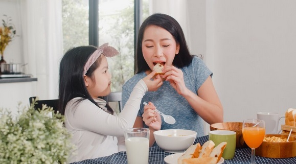 Ibu jadi Panutan Utama Anak soal Konsumsi Gula