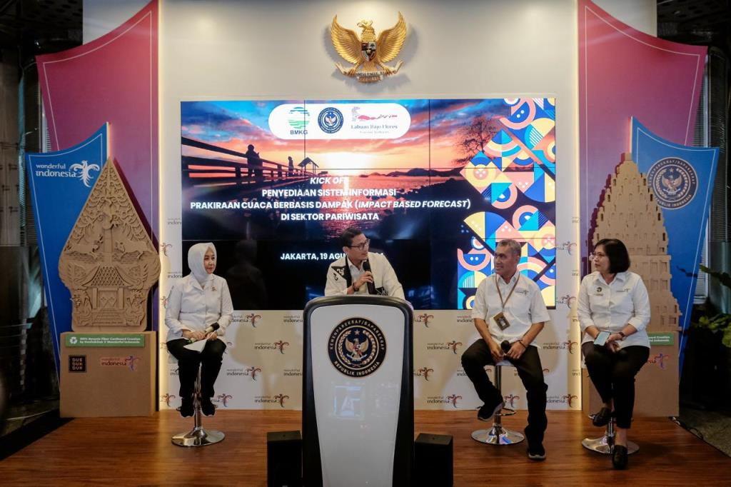 Menparekraf Sandiaga dalam The Weekly Brief With Sandi Uno di Gedung Sapta Pesona, Jakarta, Senin (19/8/2024).