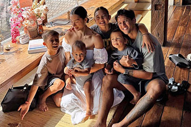 Momen Haru Jennifer Bachdim Lepas Anak Naik Pesawat Sendiri ke Belanda