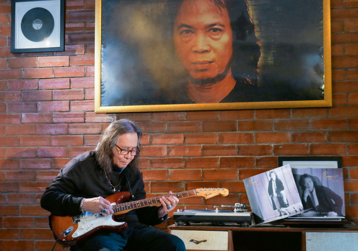 Jopie Item Kenang Sosok Chrisye lewat Lagu Instrumental 'Kala Cinta Menggoda'