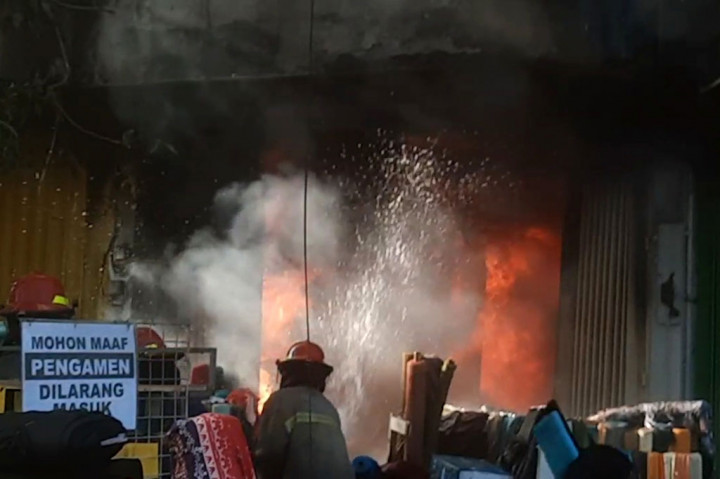 Pasar Induk Krian Terbakar, Puluhan Kios Ludes