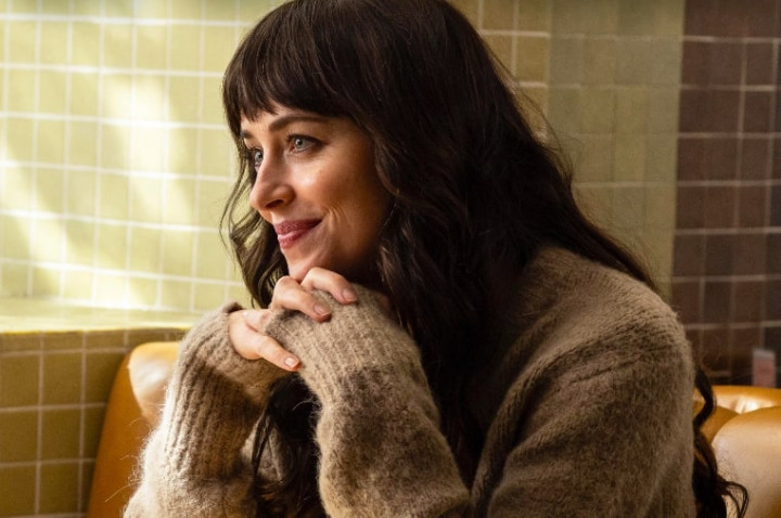 Dakota Johnson Pamer Cincin Tunangan usai Rumor Putus dengan Chris Martin