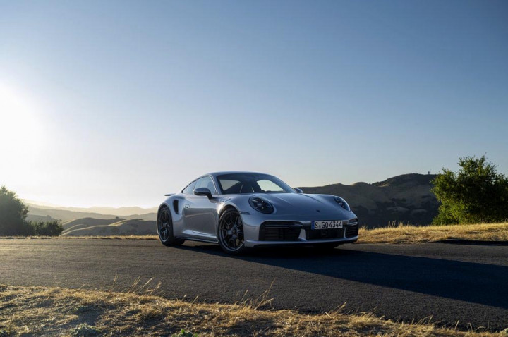 Porsche 911 Turbo 50 Years Padukan Tradisi dengan Modernisasi