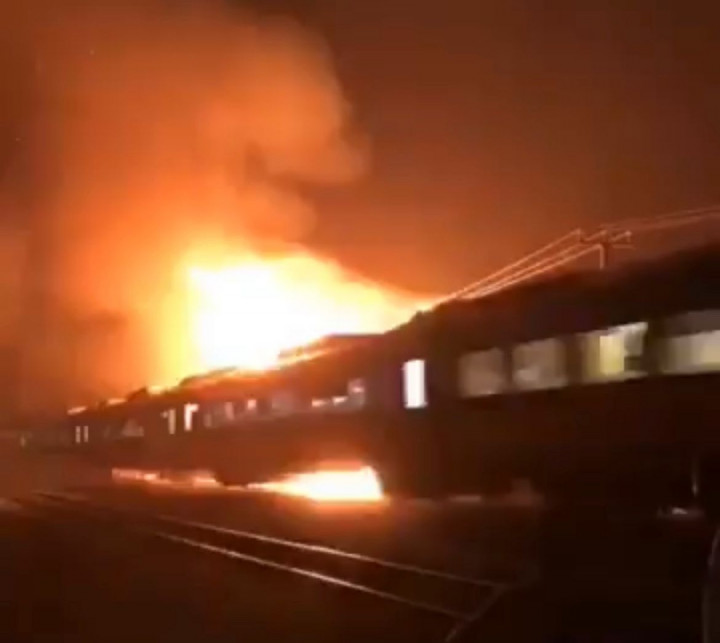 Viral Detik-detik KA Terobos Kobaran Api di Karawang, Begini Penjelasan KAI