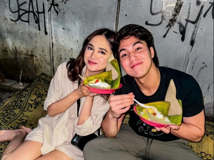 El Rumi dan Syifa Hadju Cuek Makan di Pinggir Jalan, Tetap Romantis