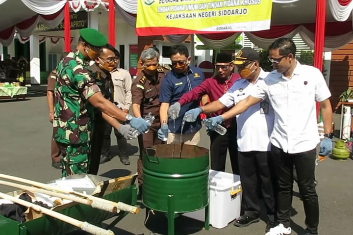 Kejari Sidoarjo Musnahkan BB Narkoba, HP, Senpi, Uang Palsu, & Miras