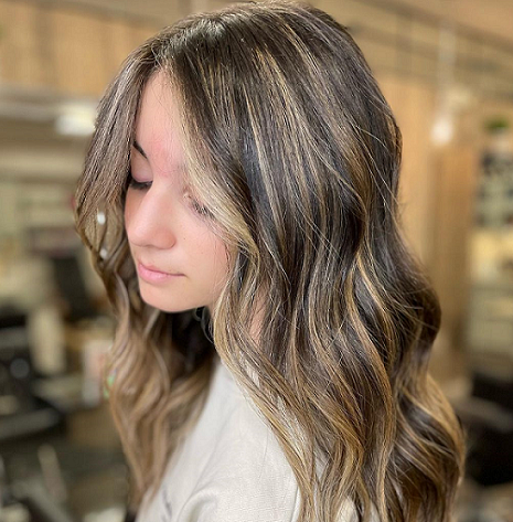 Tampilan warna rambut Smokey Foilayage. (Foto: Dok. Instagram/@traversamarta)