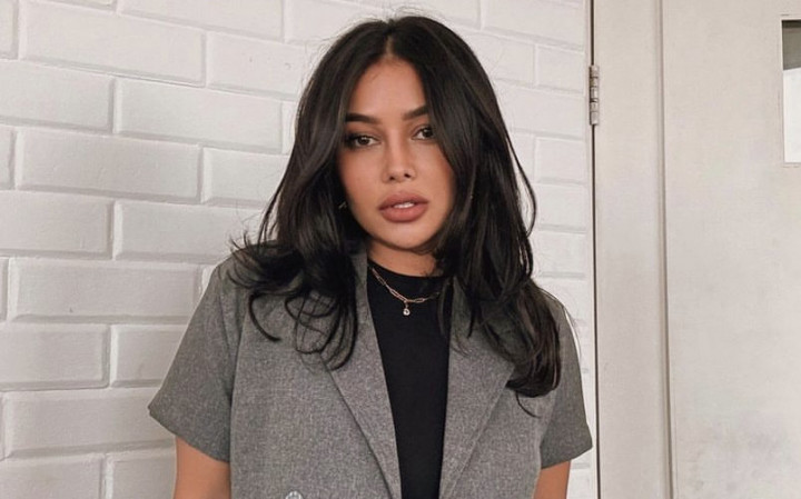 Mutia Ayu Kecewa Ada Peziarah Bikin Makam Glenn Fredly Terbakar