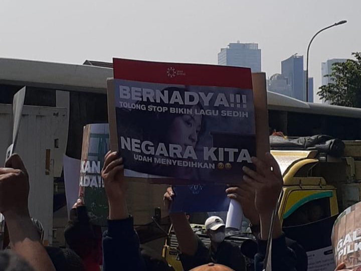 Foto Bernadya Digunakan untuk Demo Darurat Indonesia di Gedung DPR
