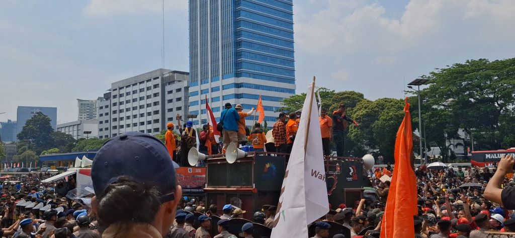 Ricuh, Pimpinan Baleg Dihujani Botol Air Mineral saat Temui Massa Aksi