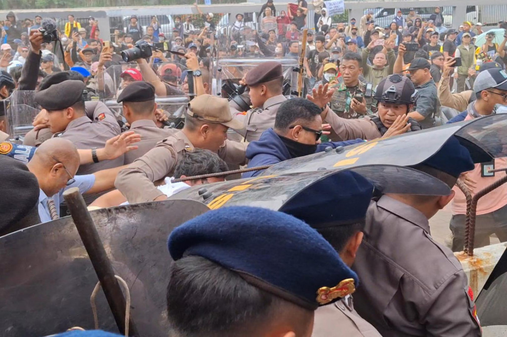 Dilempari Botol saat Temui Demonstran di DPR, Habiburokhman: Risiko Wakil Rakyat