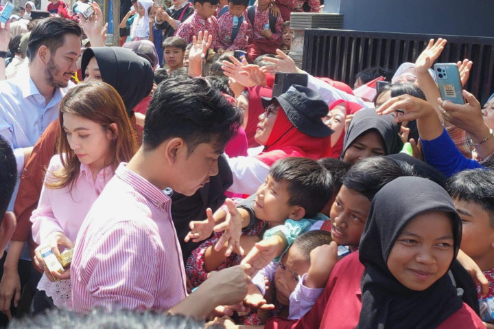 Gibran Rakabuming Bagikan Susu di Desa Wangunsari