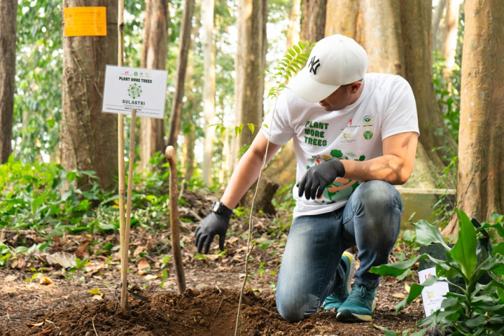 Ulang Tahun, Swiss Belresort Heritage dan Zest Sukajadi Tanam Ratusan Pohon
