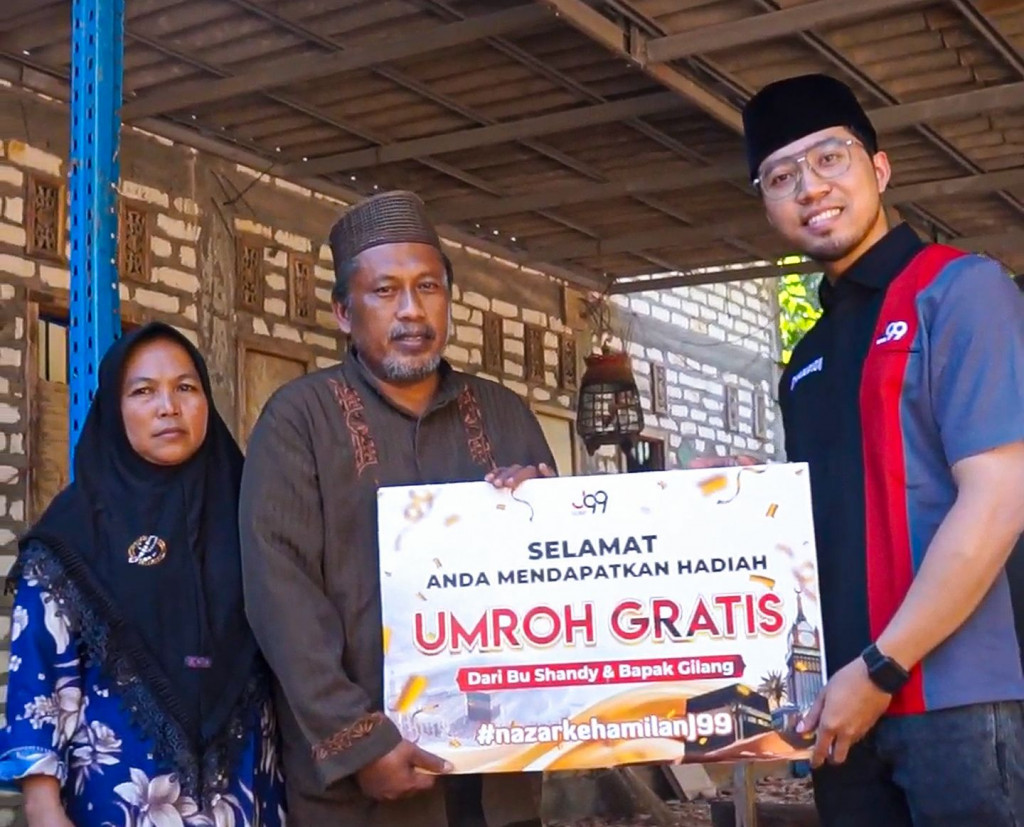 Shandy Purnamasari, founder brand skincare lokal MS GLOW dan J99 Corp memberangkatkan umrah guru mengaji di Bangkalan, Mustafa (Foto:Dok)
