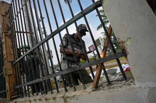 Pagar Gedung DPR yang Jebol Mulai Diperbaiki