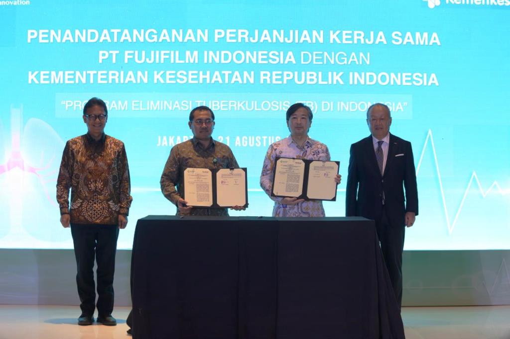 Penandatanganan MoU ini dilakukan oleh Direktur Jenderal P2P, dr. Yudhi Pramono, MARS, dan Masato Yamamoto, Presiden Direktur PT FUJIFILM Indonesia. Dok. Ist
