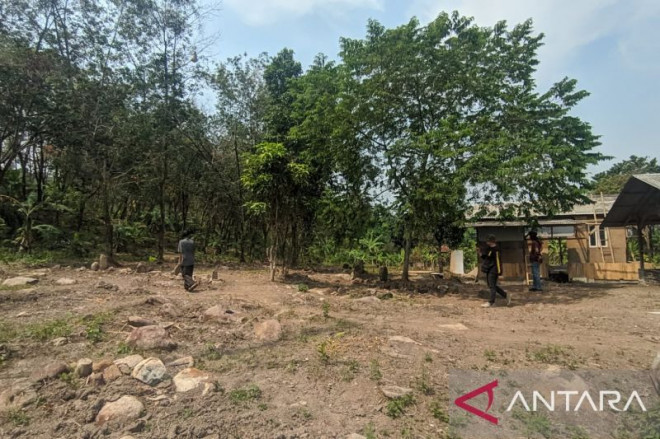 Lokasi penemuan puluhan makam keramat palsu yang berada di Kampung Baru, Desa Citepus, Kecamatan Palabuhanratu, Kabupaten Sukabumi, Jabar. ANTARA/Aditya Rohman