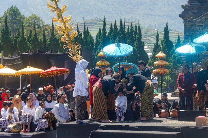 Melihat Prosesi Pemotongan Rambut Gimbal di Dieng Culture Festival 2024