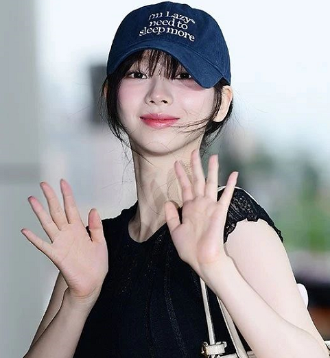 Gaya keren Karina AESPA saat berada di bandara menuju Jepang.  (Foto: Dok. Instagram/@karina_aespaid)