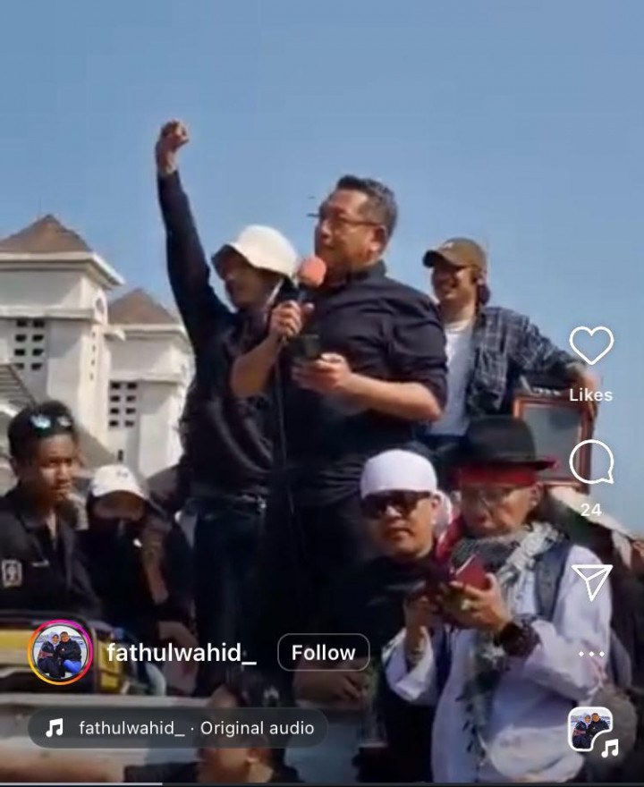 Rektor UII Demo Kawal Putusan MK, Lantunkan Puisi 'Sak Karepmu'