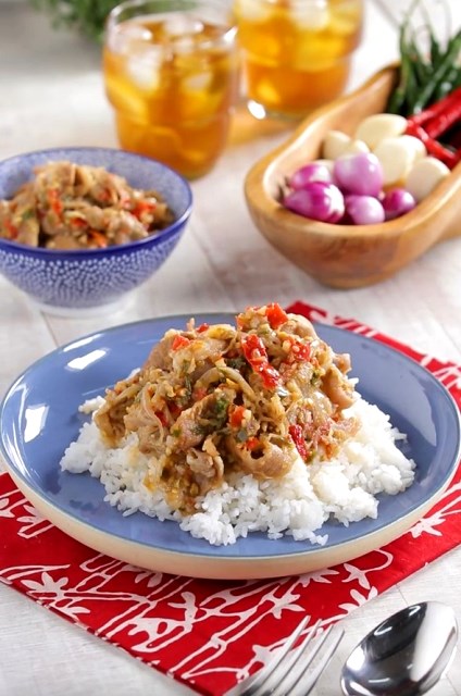 Tumis daging mercon kali ini istimewa menggunakan daging sukiyaki. (Foto: Dok. Endeus TV)