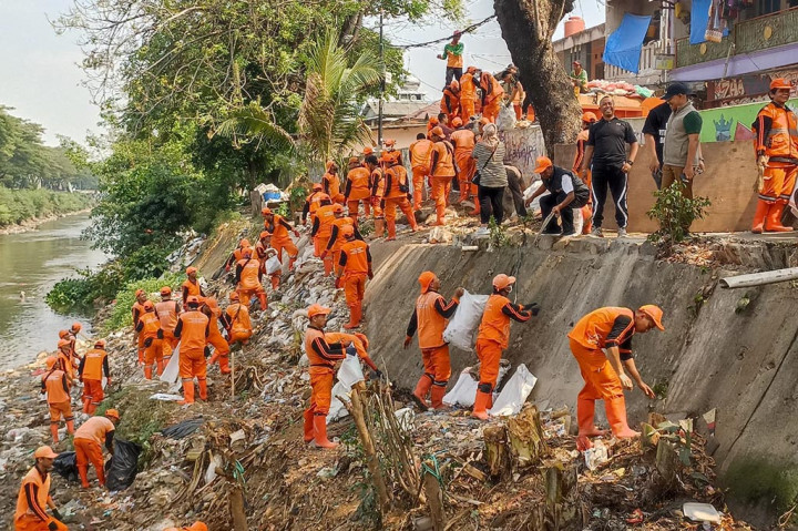Dipenuhi Sampah, Puluhan Petugas Bersihkan Bantaran Kali Ciliwung Menteng